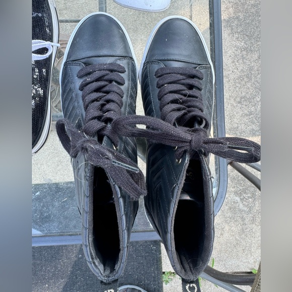 GBG Los Angeles Black and Gold Shoes Size 9M 11W - Picture 2 of 2